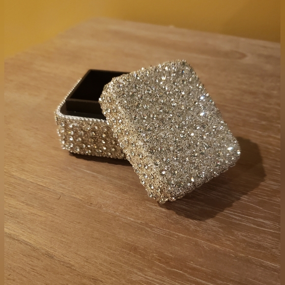 NWT! Sparkling Crystal Diamond Encrusted Silver Jewelry / Keepsake Box - Picture 3 of 8